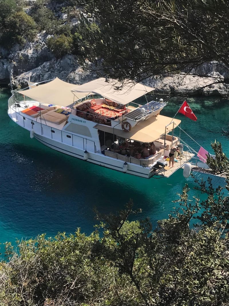 Poseidon 07 — One boat, two decks, room to spread out
